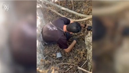 العثور على حفرة بداخلها عشرات القطع العسكرية المهربة في مقبرة بالزرزير